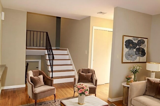 Building Photo - 4 Bedroom 3 Bath Well Kept House in West H...