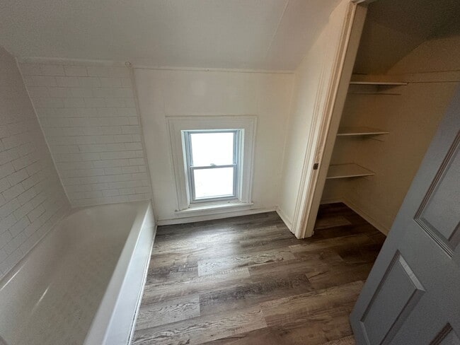 Photo - 190 Young St