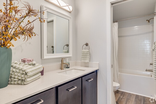 2BR, 2BA - 976SF