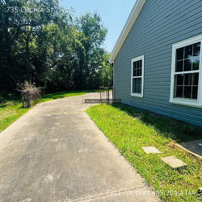 735 Cuchia St