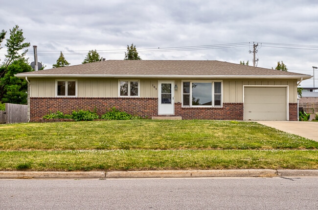 Photo - 105 Lynwood Dr House