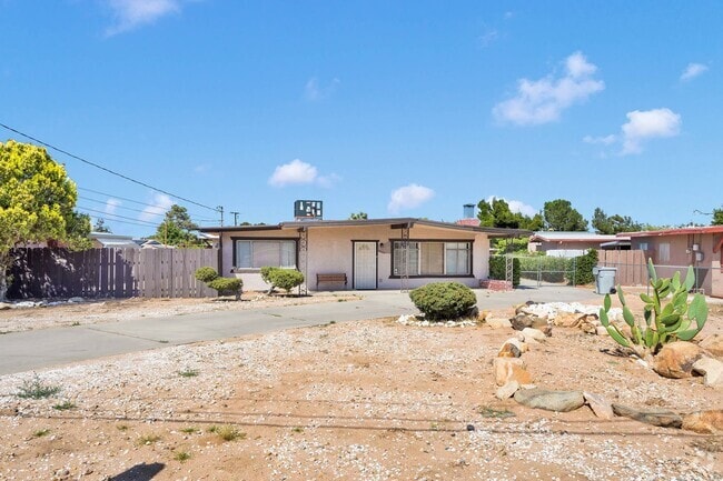Building Photo - ADORABLE 1 BEDROOM 1 BATH IN HESPERIA Rental