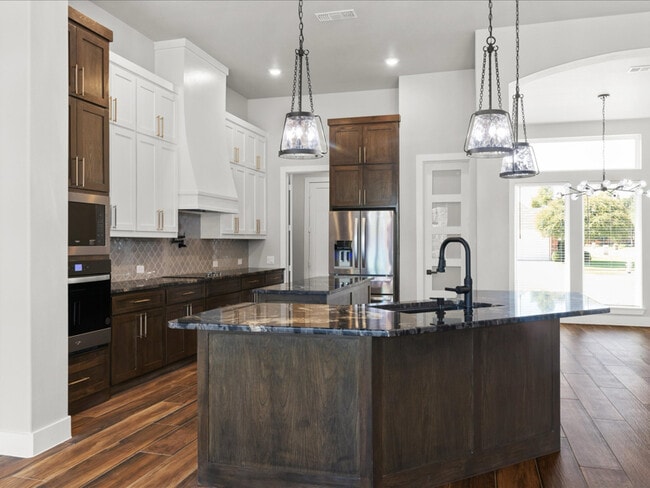Photo - 8103 Oak Hollow Dr