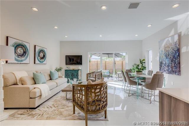 Photo - 684 NE 43rd St
