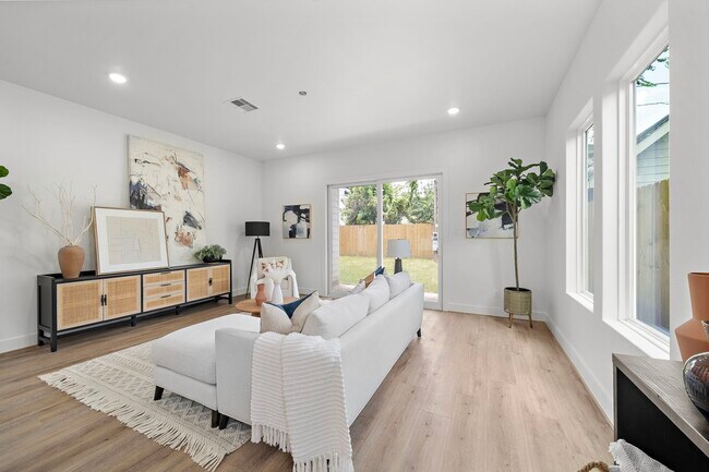 Photo - 406 E 33rd St