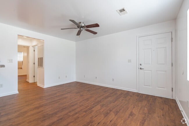 2BR, 1BA - 926SF - Living Room