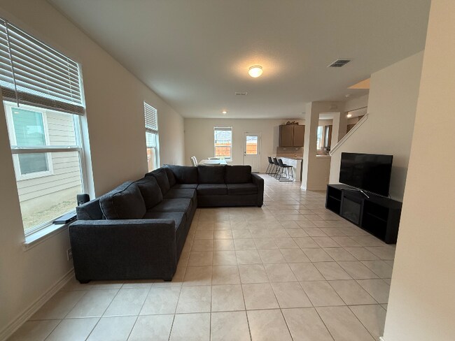 Photo - 409 Dakota Crk