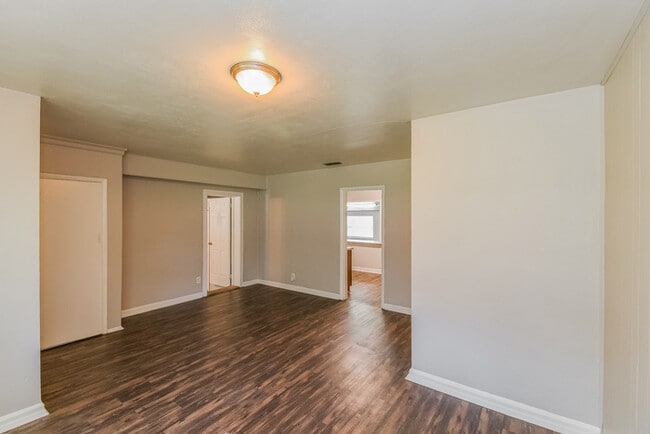 Photo - 2844 Myra St