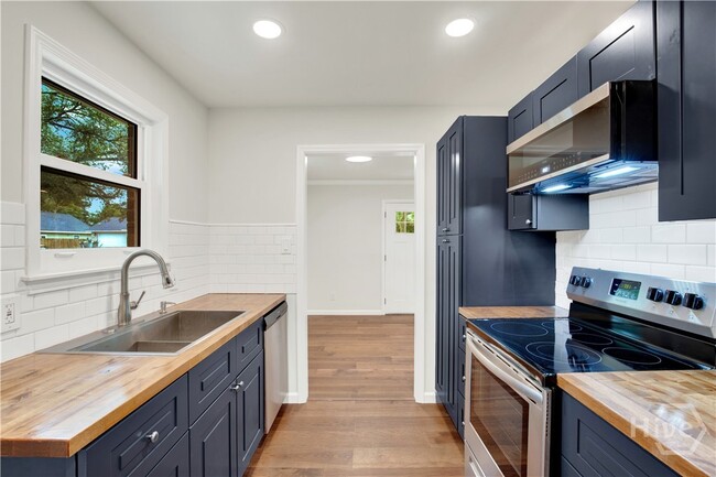 Photo - 2205 Iowa St