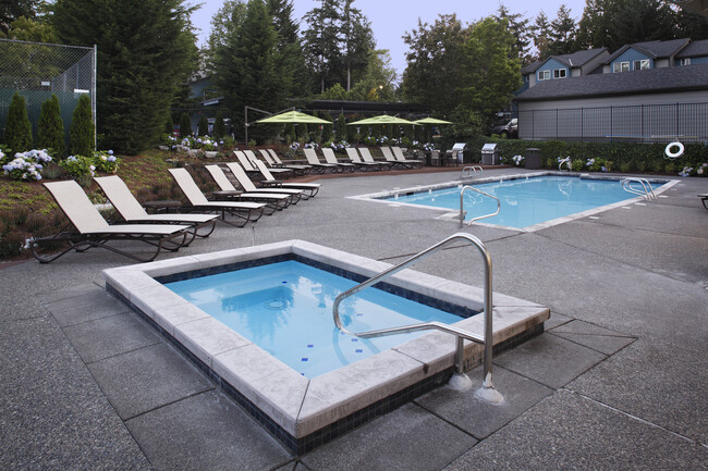 Spa al aire libre y piscina con sala con asientos - eaves Redmond Campus Apartamentos