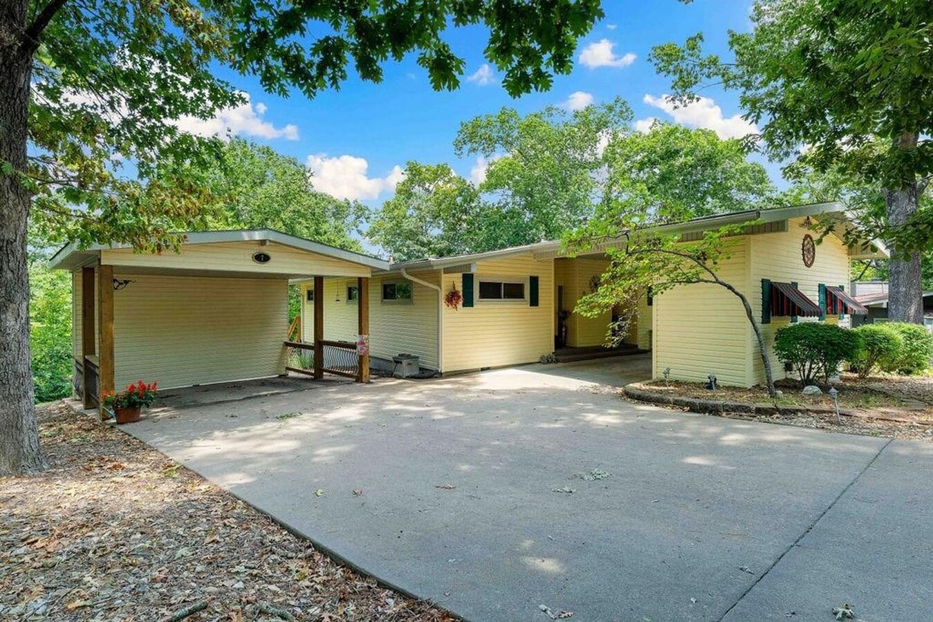 Welcome to this charming 3-bedroom, 2-bath... - Welcome to this charming 3-bedroom, 2-bath...