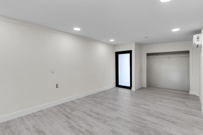 Entrance. - 725 SW 1st Ave Unit 1