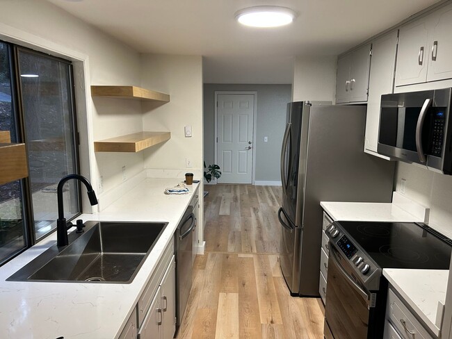 Building Photo - Lovely South Hills home, 4BD/3BA, Available early June!