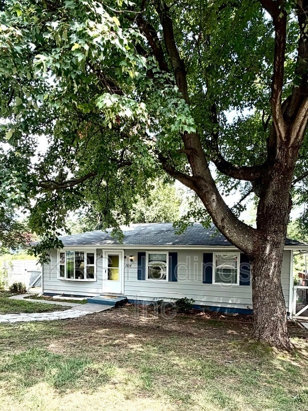 Building Photo - 804 Raymond Rd