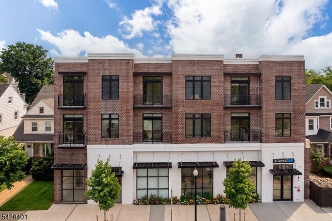 Building Photo - 423 South Ave W Unit 201