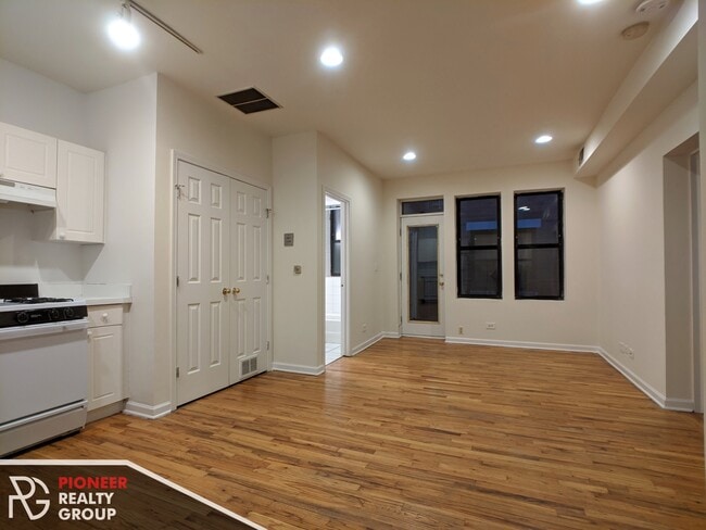 Photo - 912 W Dakin St Apartments Unit 917-304