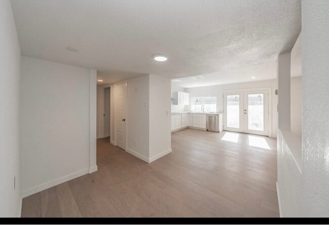 Building Photo - 3506 S Elm Dr