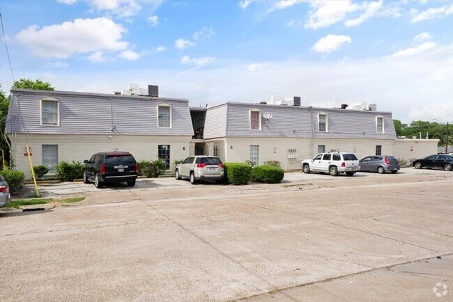 Building Photo - 4910 Saxon Dr Unit 8 Rental