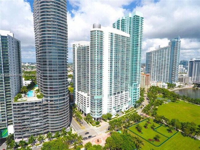 Building Photo - 1800 N Bayshore Dr Unit 1800 N Bayshore Dr # 2310