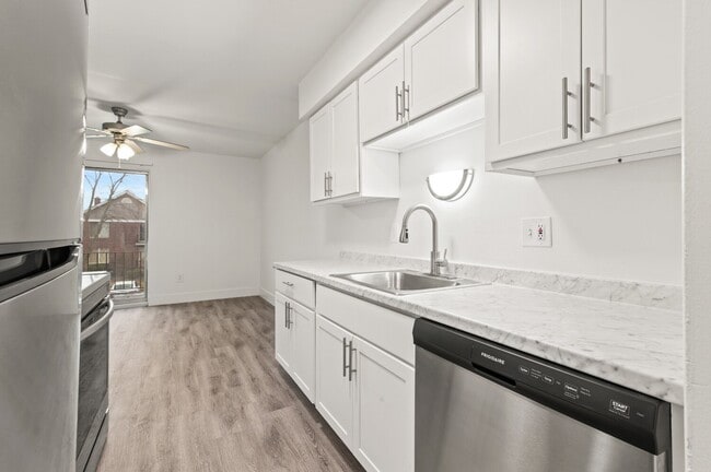 Photo - Carriage Hill Apartments - Dearborn Height...