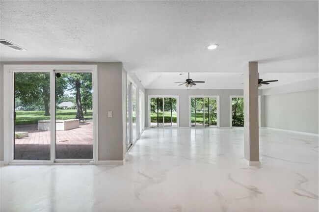 Photo - 570 Roanoke Dr
