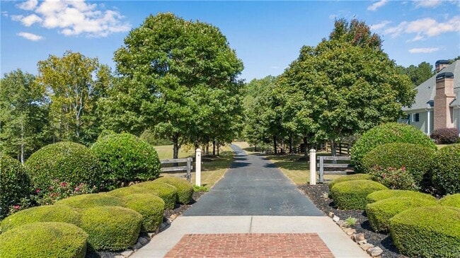 Photo - 8335 Hurakan Creek Crossing