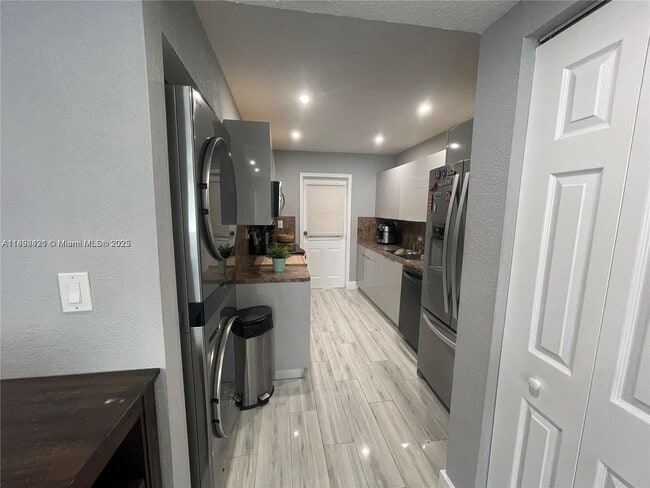 Photo - 10285 NW 80th Ct Unidad 103