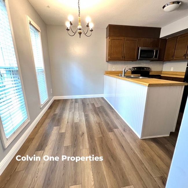 Photo - 303 E Montcastle Dr