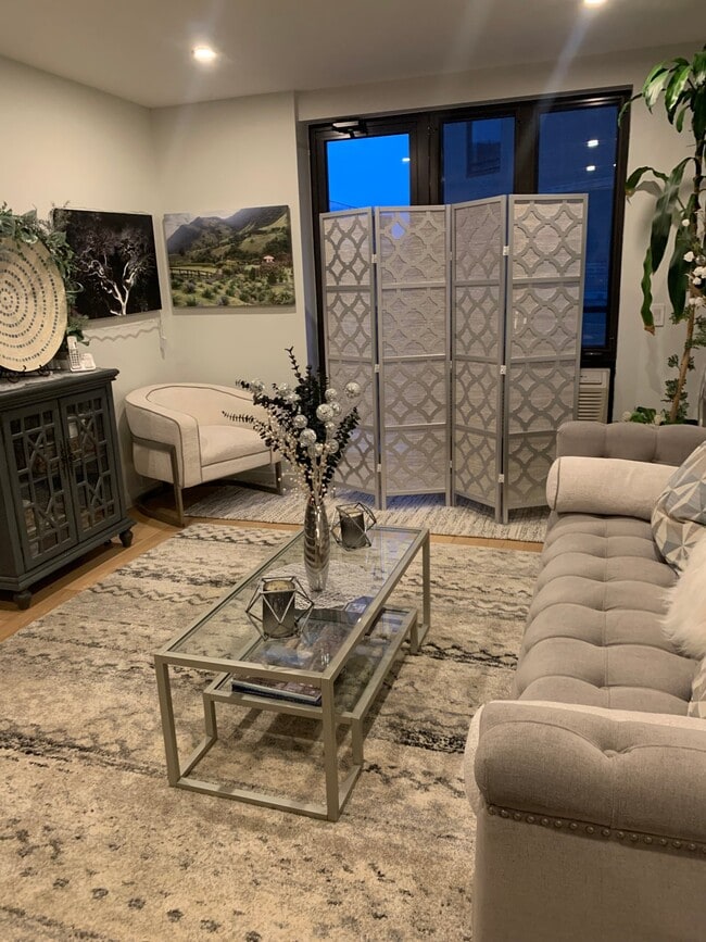 Photo - 116-17 Grosvenor Ln Unidad 3A