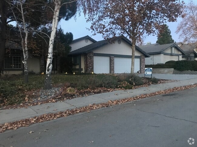 Building Photo - Beautiful 4 bedroom custom Rental