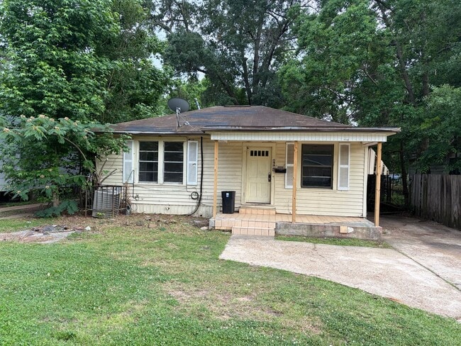 Building Photo - Spacious 3 Bedroom Home