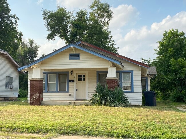 Building Photo - 1213 NE 17th St Rental