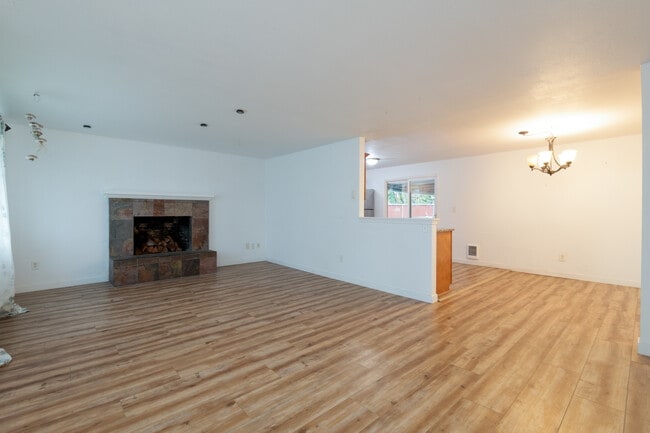 Photo - 938 E 65th St