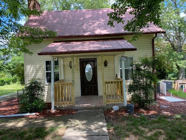 Building Photo - Quiet Country Living - 2BR / 2BA