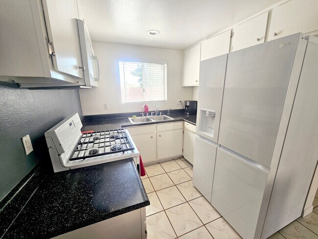 Photo - 2 bed/ 1.5 bath Townhouse with private garage