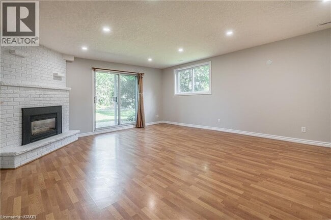 Photo - 328 Breezewood Crescent