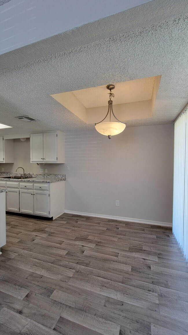 2 bed Flat dining room