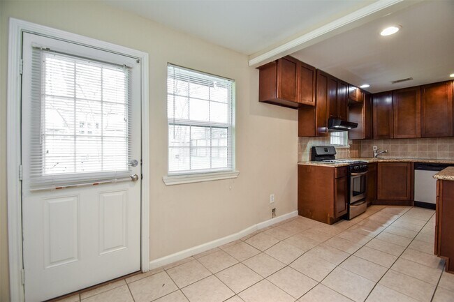 Photo - 6430 Saxet St
