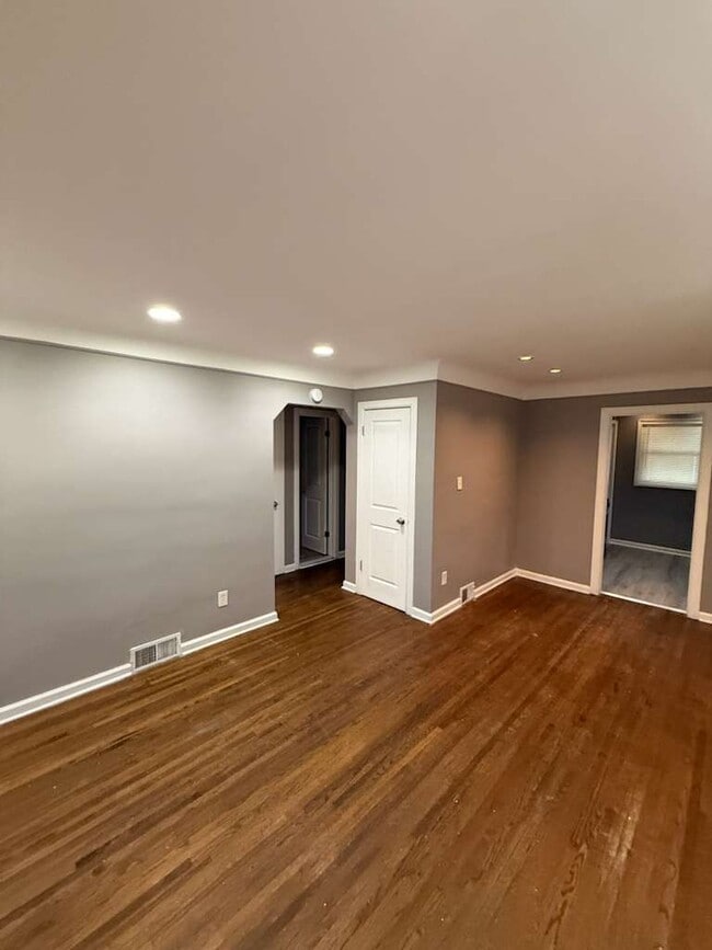 Photo - 6341 Archdale St