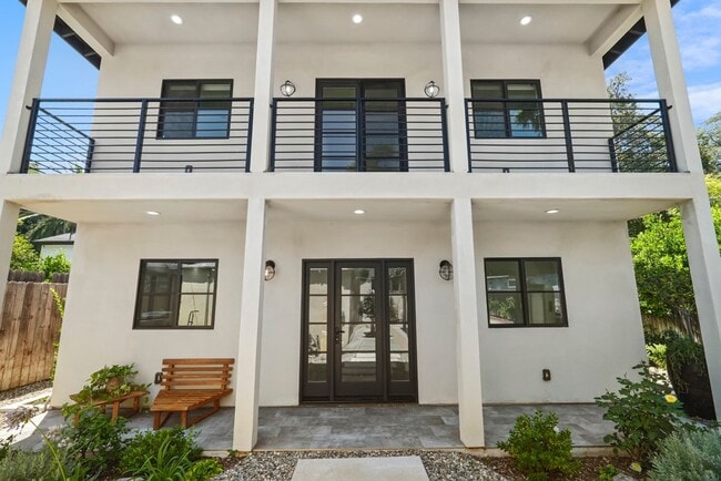 Building Photo - 720 W Altadena Dr Rental