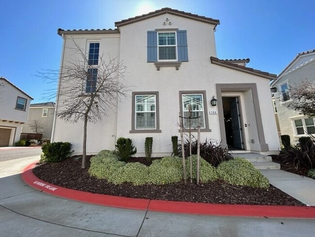 Photo - Beautiful Modern 3 Bedroom With Solar! - Apply Today!