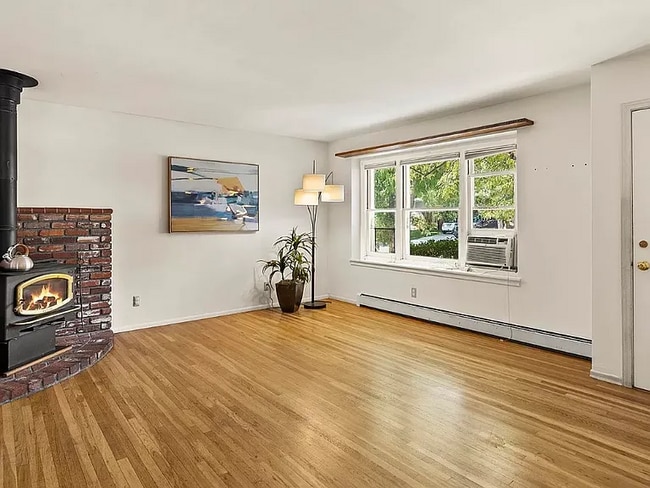 Photo - 250 Bartlett St