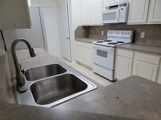 Photo - 424 Folk Crest Ln