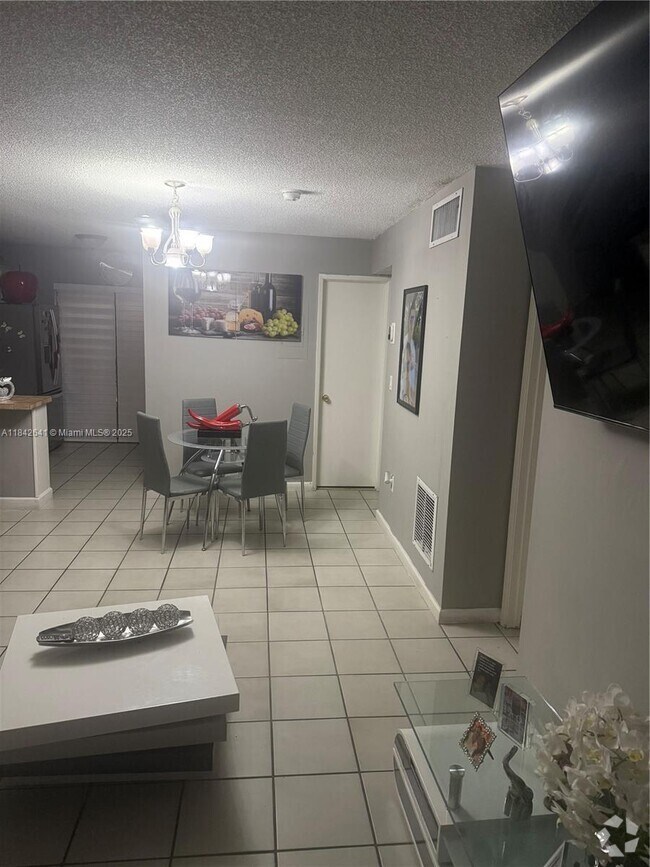 Building Photo - 2740 W 63rd St Rental