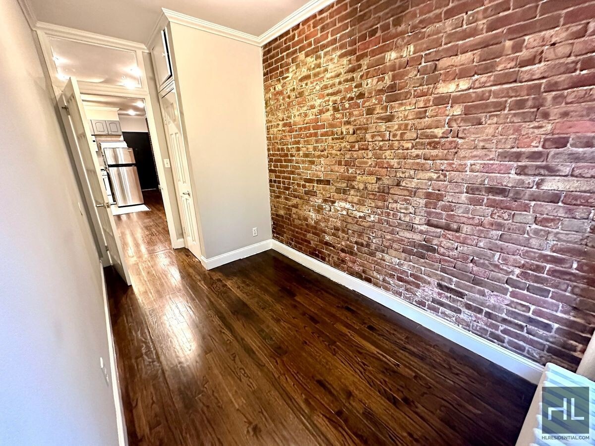 Tenth Avenue - Tenth Avenue Apartment Unit 5A