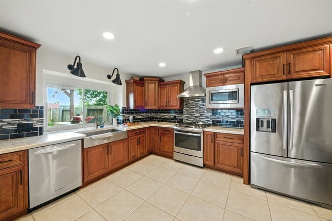 Building Photo - 4714 Sunshine Dr