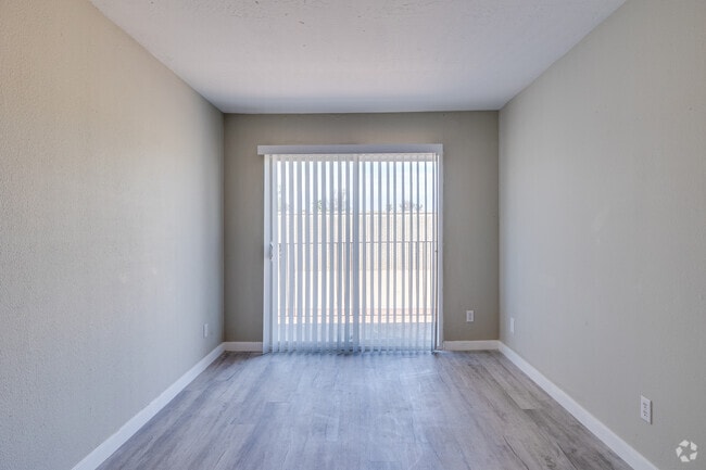 2BR, 2BA - 850SF
