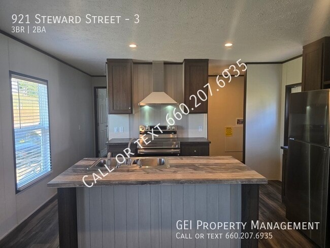 Photo - 921 Steward St