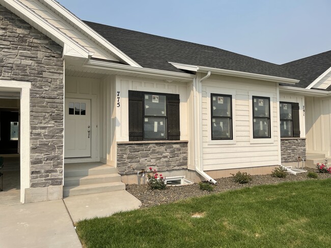 Photo - 775 Silvermaple Dr