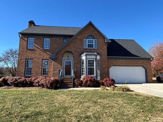 Building Photo - 3 Bedroom Home With Large Bonus Room Convenient to US 421